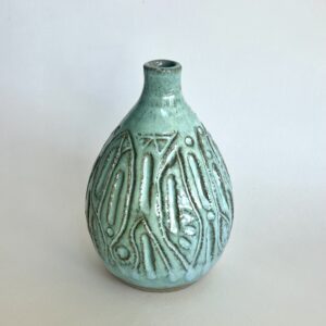 Vase med smukt relief i turkis glasur