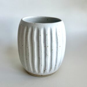 Hvid vase i lavaler