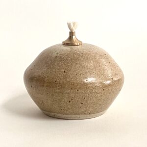 Beige/brun olielampe
