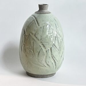 Pebermyntefarvet vase med bladrelief